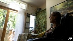 Keti Džonas, vlasnica prvog licenciranog centra za psilocibin u Oregonu, u intervjuu 4. avgusta 2023. (Foto: AP/Jenny Kane)