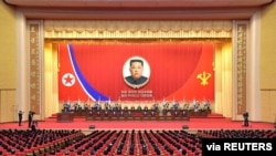 Foto dari pemimpin Korea Utara Kim Jong Un dipasang dalam pertemuan nasional untuk memperingati 10 tahun menjabatnya Kim sebagai pemimpin partai berkuasa di Korea Utara, Partai Pekerja Korea (WPK), di Pyongyang, pada 10 April 2022. (Foto: KCNA via Reuters)