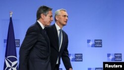 2022年4月6日,参加北约外长会议的美国国务卿布林肯在比利时布鲁塞尔北约总部与北约秘书长斯托尔滕贝格会晤。(路透社)