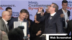 Slavlje u izbornom štabu SNS: Da li je rano za šampanjac (Foto: screenshot)