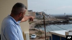 一名黎巴嫩男子在巴特伦指向武装人员据称登陆的海滩。(2024年11月2日)