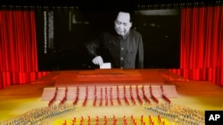 2021年6月28日中共庆祝建党100周年时举行的大型晚会。舞台背景显示已故中共第一代领导人毛泽东正在投票的画面。