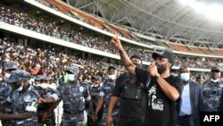 Alanga nzembo Fally Ipupa (3e D) azingami na ba policiersm azali koyemba na sate olympique Ebimpe, Abidjan, Côte d'Ivoire, 17 mars 2021.