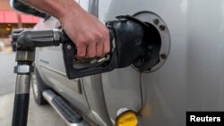 អតិថិជន​ម្នាក់​ចាក់សាំង​រថយន្ត​របស់​ខ្លួន​នៅ​ស្ថានីយ​សាំង​មួយ​កន្លែង​ក្នុង​ទីក្រុង Plains រដ្ឋ Pennsylvania សហរដ្ឋ​អាមេរិក កាលពី​ថ្ងៃទី១៩ ខែតុលា ឆ្នាំ២០២២។