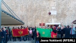 Stotinak građana Budve protestovalo je zbog najave da će ambasador Srbije položiti venac na spomen ploču na ulazu u stari grad, 11. novembra 2020.