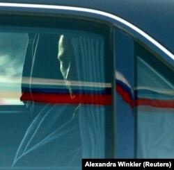 Presiden Rusia Vladimir Putin meninggalkan bandara Tegel Berlin dengan mobil limusinnya pada 9 Februari 2003. (Foto: Reuters)