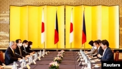 2022年4月9日，菲律宾外长洛钦和日本外相林芳正在日本东京的饭仓宾馆举行双边会谈。