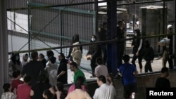 2025年2月26日，乘坐驱逐航班从美国抵达的移民站在哥斯达黎加蓬塔雷纳斯的移民临时援助中心。