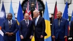 美国总统拜登2023年9月25日在白宫与太平洋岛国论坛领导人合影留念。