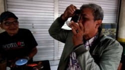 Heru Susanto. salah satu penikmat Kopi Joss di Angkringan Lik Man mengatakan bahwa dirinya sudah meminum kopi dengan arang tersebut sekitar 6 tahun yang lalu. Ia percaya, badannya terasa lebih segar setelah meminum kopi tersebut, Yogyakarta, 27 Oktober 20