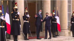 Predsednik Srbije Aleksandar Vučić i predsednik Francuske Emanuel Makron tokom susreta u Parizu, 1. februara 2021.