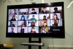 Seorang dosen dan para mahasiswa belajar di kelas virtual di Universitas Tsinghua, di tengah pandemi virus corona, di Beijing, China, 28 Februari 2020. (Foto: Reuters)