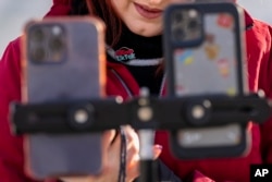 ILUSTRASI - Seorang "pembuat konten edukasi berdurasi panjang," tengah melakukan streaming langsung dengan menggunakan TikTok di Washington, D.C., Jumat, 10 Januari 2025. (Jacquelyn Martin/AP)