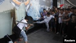 Người biểu tình Trung Quốc đập phá cửa kính các cửa hàng của Nhật tại tỉnh Quảng Ðông