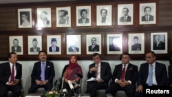 艾莎获释后在印尼大使馆出席记者会（路透社）