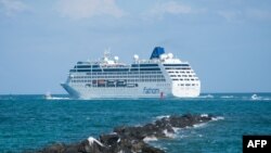 Kapal pesiar Adonia meninggalkan pantai Miami, Florida dalam pelayaran perdana ke Kuba (1/5). (AFP/Gaston De Cardenas)