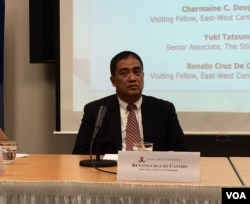 菲律宾德拉萨大学国际问题研究中心教授雷纳托·克鲁兹·德·卡斯特罗（Renato Cruz De Castro）在东西方中心华盛顿分部的一个研讨会上。