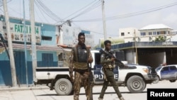 Polisi mengamankan lokasi pasca serangan militan al-Shabab di Mogadishu, Somalia (foto: dok). 