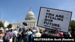 抗议者在美国国会大厦示威，要求华盛顿采取行动应对气候变化。(2019年9月20日)