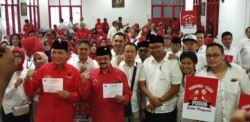 Pasangan Purnomo-Teguh usai melengkapi persyaratan pencalonan di Pilkada 2020 melalui jalur PDIP, Senin (23/9). (Foto: VOA/ Yudha Satriawan)
