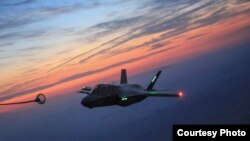 美国海军陆战队一架F-35B战机得到空中加油 （美国海军陆战队照片2016年5月19日）