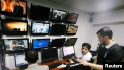 Jurnalis Afghanistan di Kantor Berita Tolo di Kabul, Afghanistan, 7 September 2018. (Foto: dok).