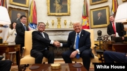 特朗普于2025年2月7日在白宫与到访的日本首相石破茂握手。