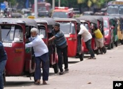 Pengemudi becak mengantri untuk membeli BBM di dekat pompa bensin di Kolombo, Sri Lanka, Rabu, 13 April 2022. China menyatakan dukungannya untuk Sri Lanka pada Jumat, 17 Februari 2023. (Foto: AP)