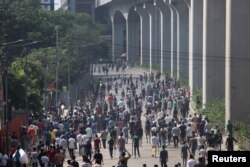 Para pengunjuk rasa bentrok dengan polisi dan pendukung pro-pemerintah, setelah pengunjuk rasa anti-kuota menuntut pengunduran diri Perdana Menteri Bangladesh Sheikh Hasina di kawasan Bangla Motor, di Dhaka, Bangladesh, 4 Agustus 2024. (Foto: Reuters)