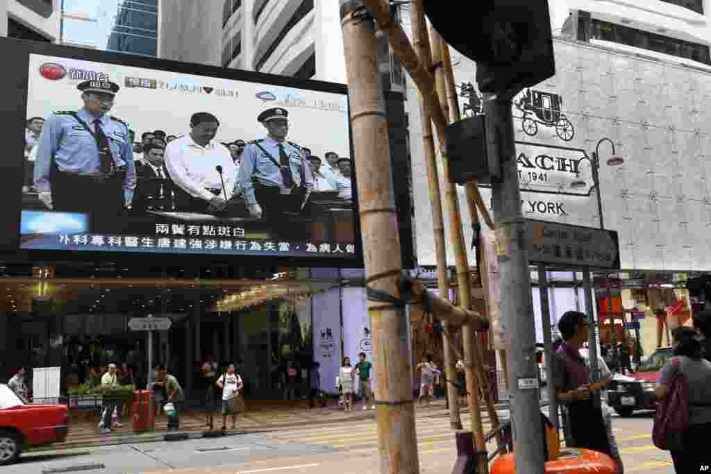 香港的电视屏幕显示薄熙来出庭受审场面。（8月22日）