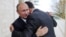 ARHIVA: Ruski predsjednik Vladimir Putin grli se sa sirijskim predsjednikom Bašarom al-Asadom tokom susreta u Sočiju, 21. novembar 2017. godina (Foto: Mikhail Klimentyev, Kremlin Pool Photo via AP)
