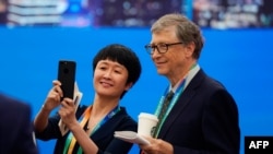 资料照：微软创始人比尔·盖茨2018年11月5日在上海举行的首届中国国际进口博览会开幕式前同与会者合影。