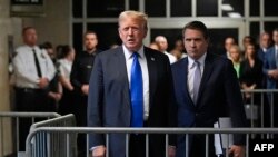 Bivši predsjednik Donald Tramp govori za medije nakon što mu je isrečena osuđujuća presuda, 30.maja 2024.(Foto: AFP/Seth Wenig)