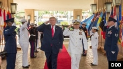 哈里斯2017年11月3日在夏威夷接待川普总统访问（美国海军照片）