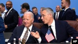 Predsjednik SAD Džo Bajden i generalni sekretar NATO- Jens Stoltenberg tokom samita alijanse u Viljnusu, u julu 2023. Pentagon je potvrdio da je jedan njihov zvaničnik imao simptome slične onima koje su prijavljivale osobe sa "Havana sindromom". (Foto: AP/Pavel Golovkin)