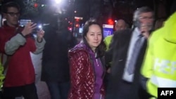 华为首席财务官孟晚舟2018年12月11日在温哥华一家法庭获得保释后离开