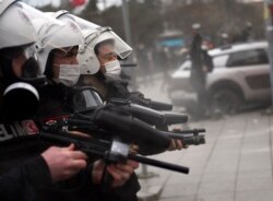 Polisi Turki menembakkan peluru karet ke arah para mahasiswa Universitas Bogazici yang berunjuk rasa di Istanbul, Selasa, 2 Februari 2021.