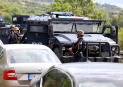 Pripadnici kosovske policije na mestu na kom su kosovski Srbi blokiraloi put, u blizini graničnig prelaza Jarinje, 20. septembra 2021. (Foto: AP, Bojan Slavković).