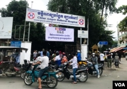 រូប​ឯកសារ៖ ពលរដ្ឋ​រស់នៅ​ក្នុង​សង្កាត់​ច្បារអំពៅ បាន​មក​ចាក់​វ៉ាក់សាំង​បង្ការ​កូវីដ ដូស​ទី ៣ នៅ​មន្ទីរពេទ្យ​បង្អែក​ច្បារអំពៅ ក្នុង​រាជធានី​ភ្នំពេញ កាលពី​ថ្ងៃ​ទី ១៤ ខែតុលា ឆ្នាំ ២០២១។ (ធីតា វីន/វីអូអេ)