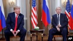 Predsednik SAD Donald Tramp i predsednik Rusije Vladimir Putin razgovaraju sa novinarima u Helsinkiju, Finska, 16. jun, 2018.(Foto: AP/Pablo Martinez Monsivais)
