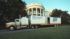 Kamion za selidbu iz Arkanzasas, države predsednika Bila Klintona, parkiran ispred Bele kuće na Dan inauguracije 20. januara 1993. (Foto: Klintonova biblioteka)