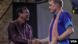 Cambodian Minister of Foreign Affairs, Prak Sokhonn, shakes hands with U.S. Ambassador to Cambodia, W. Patrick Murphy, at the 70th Anniversary of U.S.- Cambodia Diplomatic Relations celebration in Phnom Penh, Cambodia, January 8, 2020. (Aun Chhengpor/VOA Khmer)