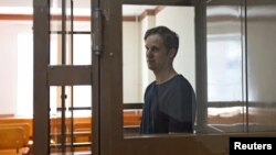 Evan Gerškovič na sudu u Moskvi (Foto: REUTERS/Evgenia Novozhenina)