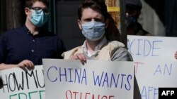 Demonstranti drže parole zahtevajući prava za Ujgure, u Njujorku, 22. marta 2021.