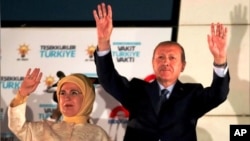 რეჯეპ ტაიპ ერდოღანი მეუღლესთან ემინე გიულბარან-ერდოღანთან ერთად გამარჯვებას ზეიმობს