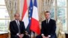 Presiden Perancis Emmanuel Macron, kanan, bertemu dengan Presiden Mesir Abdel-Fattah el-Sissi di Istana Elysee di Paris, Selasa 24 Oktober 2017. (Foto: AP)
