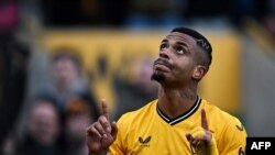 Mario Lemina célèbre le premier but de son équipe lors du match entre Wolverhampton et Chelsea, Angleterre, le 24 décembre 2023.