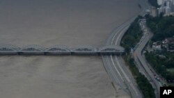 Sebagian jalan utama dekat Sungai Han terendam banjir akibat hujan deras di Seoul, Korea Selatan, Kamis, 6 Agustus 2020, sebagai ilustrasi. (Foto: AP)