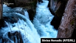 Rijeka Janj u opštini Šipovo, na zapadu Bosne i Hercegpovome, ugrožena je najavom izgradnje male hidroelektrane na vodopadu, stotinjak metara od Janjskih otoka, prirodnog bisera ove regije. Izgradnji se protive mještani i ekološka udruženja.