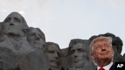 美国总统特朗普周五（7月3日）在拉什莫尔山出席美国独立日庆祝活动。